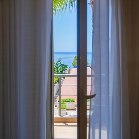 Royal Blue Hotel 4*